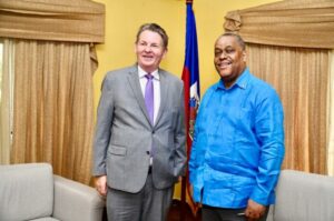Dennis Bruce Hankins, az Egyesült Államok haiti nagykövete és Garry Conille miniszterelnök 2024. június 11-én