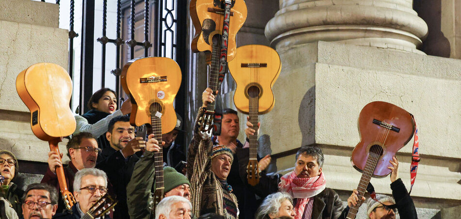 Ezer gitár Daniel Jaude-ért: kreatív tüntetés egy kommunistáért Santiago de Chilében kedden