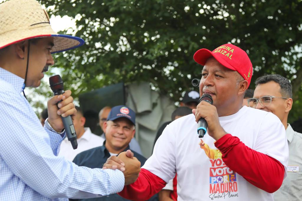 Maduro és az új önkormányzati és társadalmi mozgalmakért felelős miniszter, Prado (jobbra)