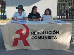 Xenia Barrera a Revolución Comunista nevű szervezet aktivistája középen