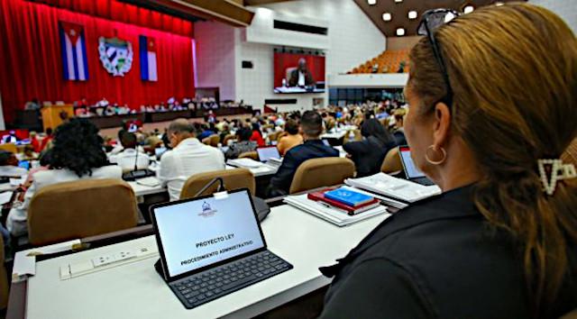 A kubai nemzetgyűlés plenáris ülése a tizedik törvényhozási ciklusban