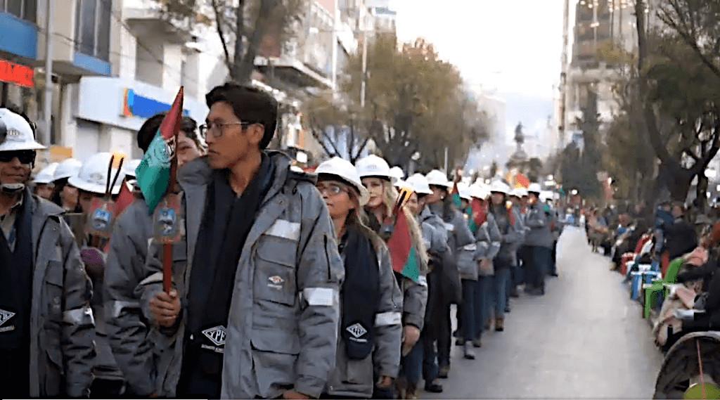 Az YPFB dolgozói kiemelt helyet foglaltak el a La Paz-i ünnepségeken