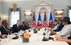 Haiti miniszterelnöke az Egyesült Államokban tárgyalásokat folytat, a párbeszéd otthon kérdéses