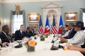 Blinken amerikai külügyminiszter támogatásáról biztosította Conille haiti miniszterelnököt (jobbról második)