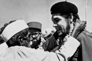 Che-t az úgynevezett Bandungi Paktumhoz tartozó tíz afro-ázsiai országon át vezető útja során az indiai lakosság is szívélyesen fogadta