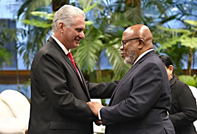 Díaz-Canel kubai elnök Dennis Francis