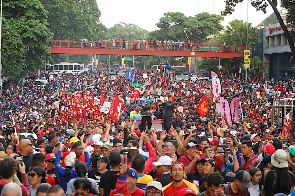 Maduro egy nagygyűlésen a Miraflores elnöki palota előtt