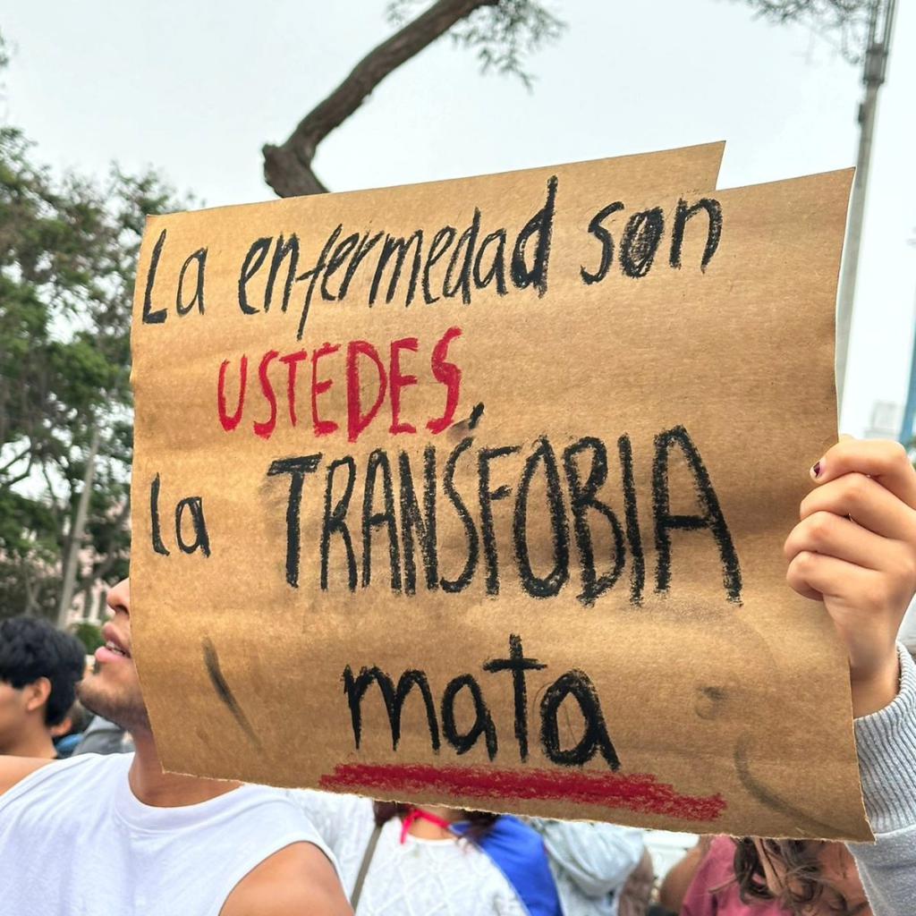 „A betegség te vagy, a transzfóbia öl”: tiltakozó akció a rendelet ellen