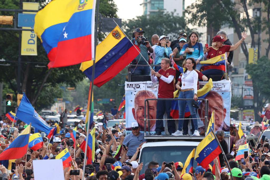 „Karaván” Gonzálezzel és Machadóval Caracas keleti részén