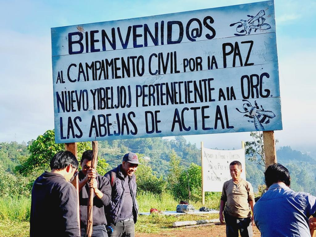 Az „Abejas de Acteal” béketáborának bejárata