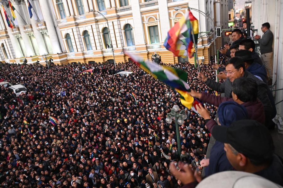 Tízezrek tüntettek a kormány székhelye előtt a bolíviai puccskísérlet ellen. Az erkélyen Arce és kabinetje