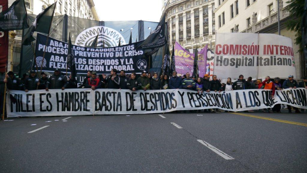 Tízezrek vonultak a San Cayetano térről a Plaza de Mayo térre a tüntetés napján