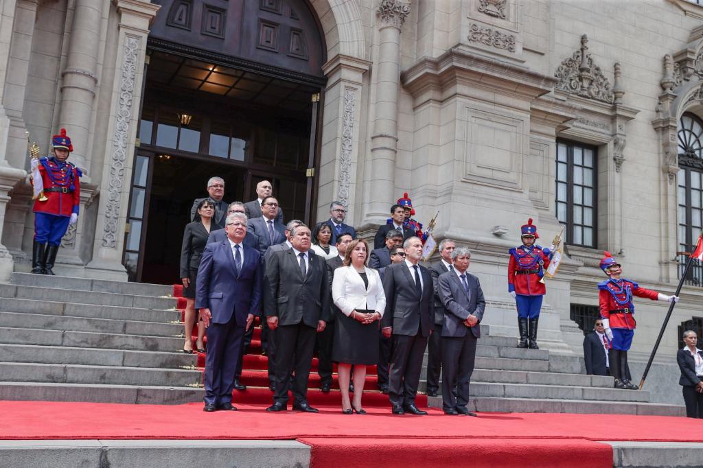 Boluarte ideiglenes elnök és kabinetje ott várták őt, hogy hivatalosan is tisztelegjenek előtte