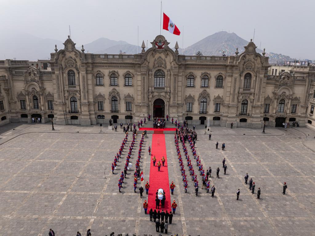 Vörös szőnyeg a Palacio del Gobierno előtt a halott diktátor tiszteletére