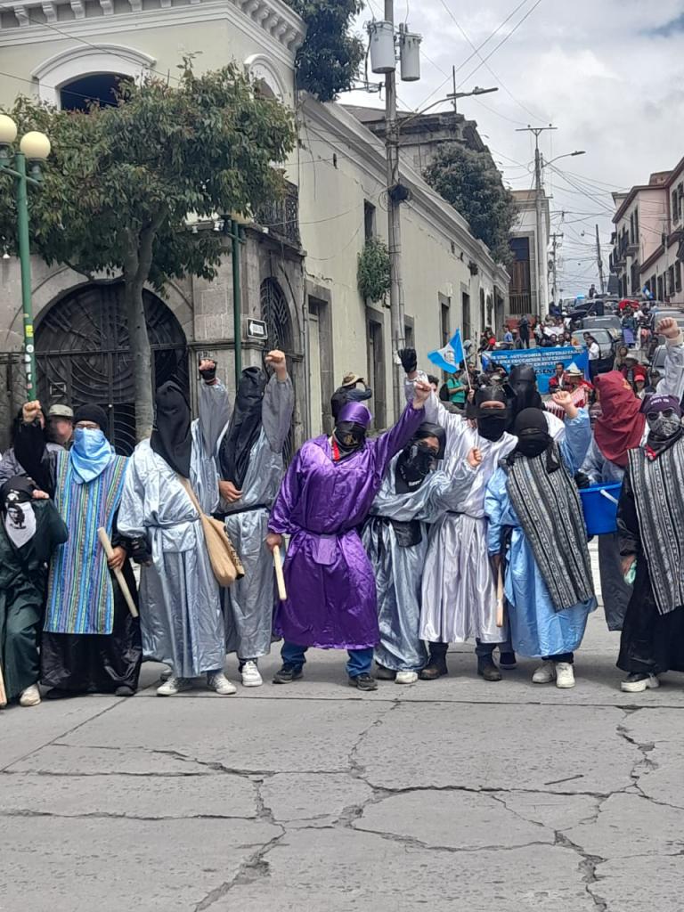 A San Carlos Egyetem diákjai a quetzaltenangói felvonuláson. A maszkolás biztonsági okokból történt, és megfelel a polgárháború alatti diáktüntetési szokásának