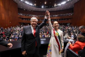 Amlo és Sheinbaum, az elnöki hivatal átadására került sor