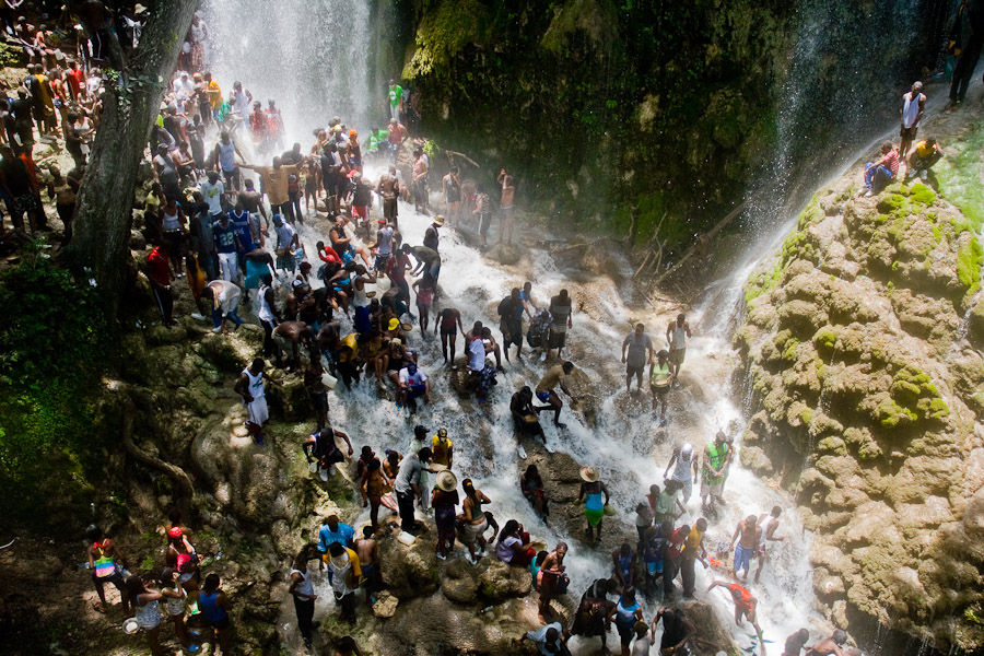 Minden nyáron ezrek zarándokolnak el az ország minden tájáról a Saut d'Eau vízeséshez Haitin