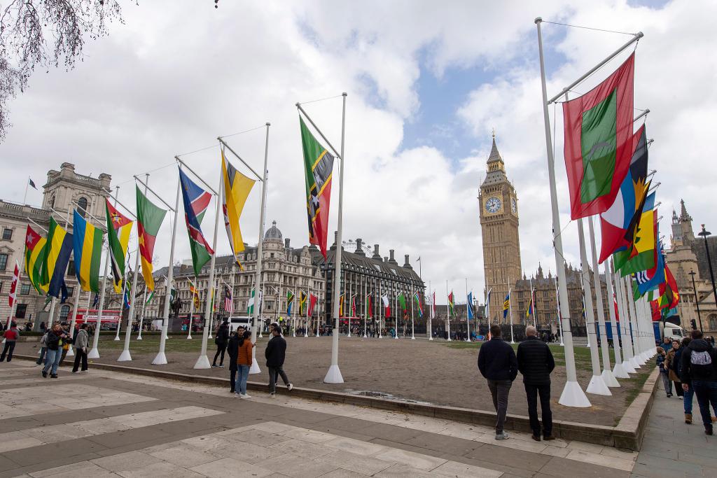 Nemzetközösségi zászlók a londoni Parlament előtt