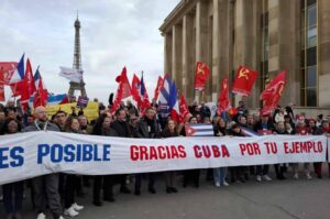 Gyűlés a találkozó után a történelmi Trocadero téren