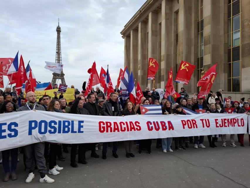 Gyűlés a találkozó után a történelmi Trocadero téren