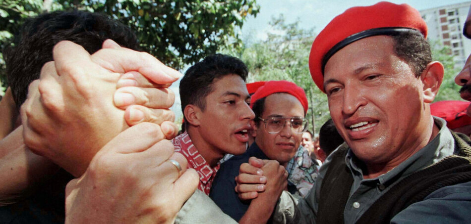 Hugo Chávez egy szegénynegyedben kampányol