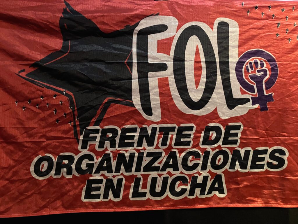 A „Frente de Organizaciones en Lucha” társadalmi mozgalom zászlaja