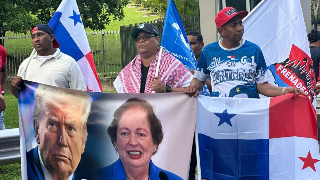 Tiltakozás Donald Trump tervei ellen az Egyesült Államok panamai nagykövetsége előtt