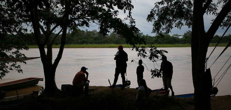 A Río Arauca folyón rekedtek: venezuelai migránsok a kolumbiai Arauquita közelében lévő határfolyón