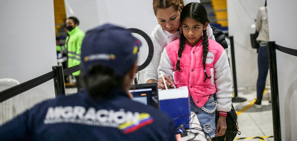 Egy venezuelai lány aláírja az állandó kolumbiai tartózkodási engedélyt