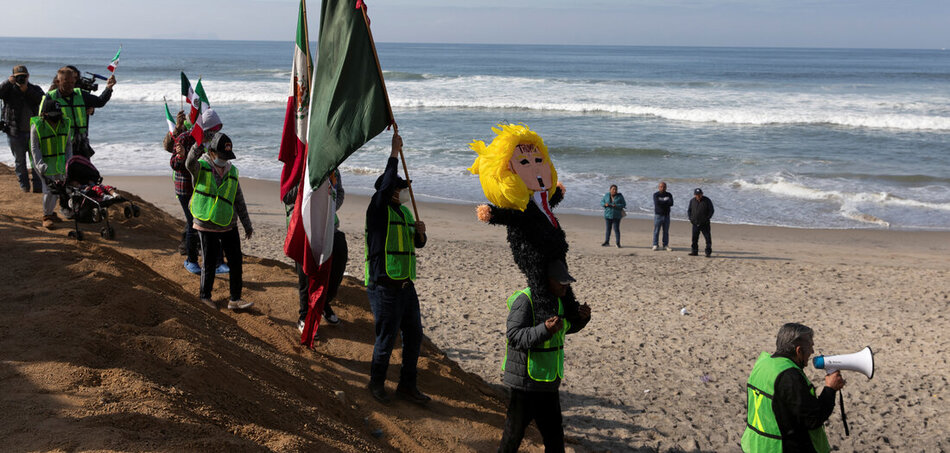 Trump, mint egy piñata baba: tüntetés a mexikói Tijuana tengerpartján vasárnap