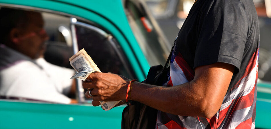 A pénzáramlás elapadt: kubai peso és csillag-sávos amerikai póló Havanna utcáin