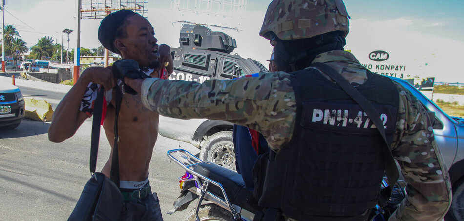 Veszélyes ellenőrzőpontok: közúti ellenőrzés Port-au-Prince-ben