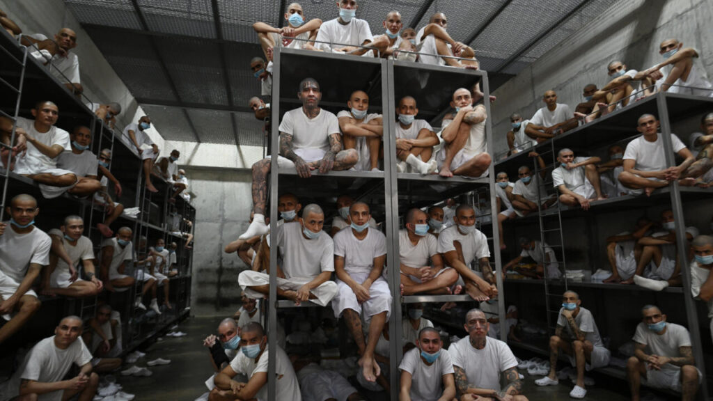 238 venezuelait toloncolt ki El Salvadorba az amerikai kormány