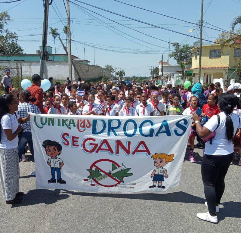A CDR drogellenes tüntetése és rendezvénye a havannai La Güinera negyedben, Arroyo Naranjo városrészben