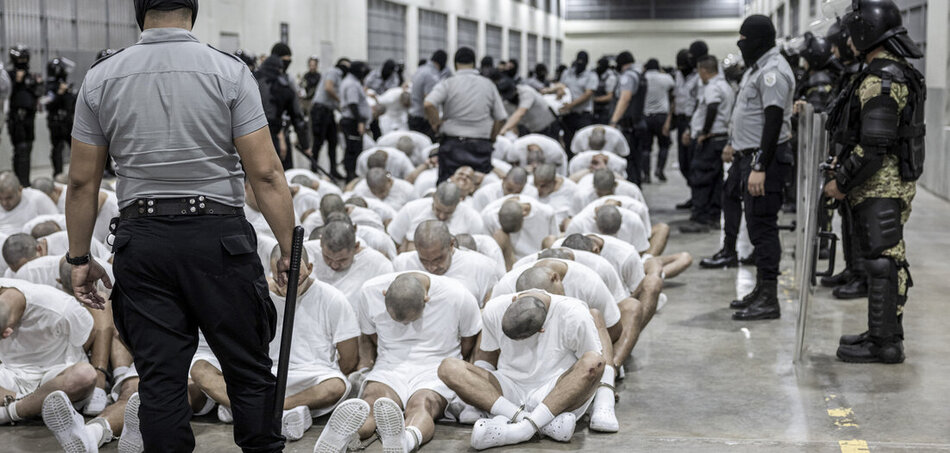 El Salvadorban a fogvatartottaknak a közös cellák csupasz padlóján kell aludniuk