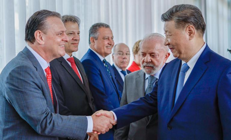 Fávaro (balra) üdvözli Hszi Csin-pinget brazíliai látogatása során 2024 novemberében