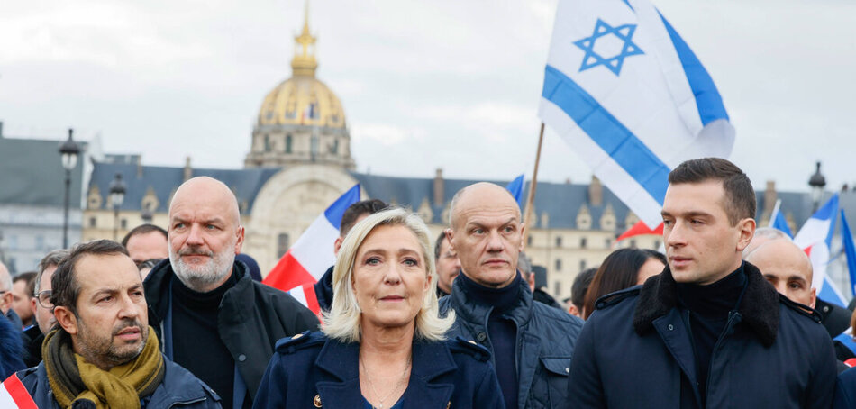 Francia jobboldaliak, mint Marine Le Pen és Jordan Bardella (jobbra) Izrael mellett tüntetnek Párizsban 2023. november 12-én