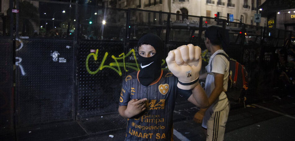 Futballszurkolók csatlakoztak a Milei nyugdíjreformja elleni tüntetésekhez, Buenos Aires, 2025. március 19.