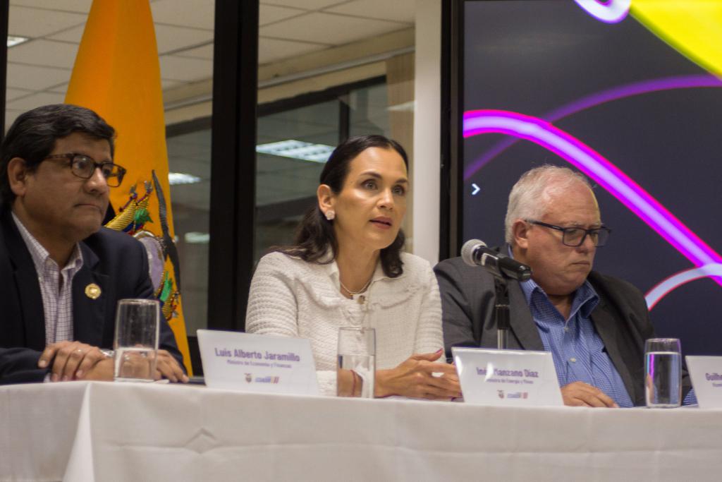 Inés Manzano miniszter (középen) az új olajszerződésről tartott sajtótájékoztatón