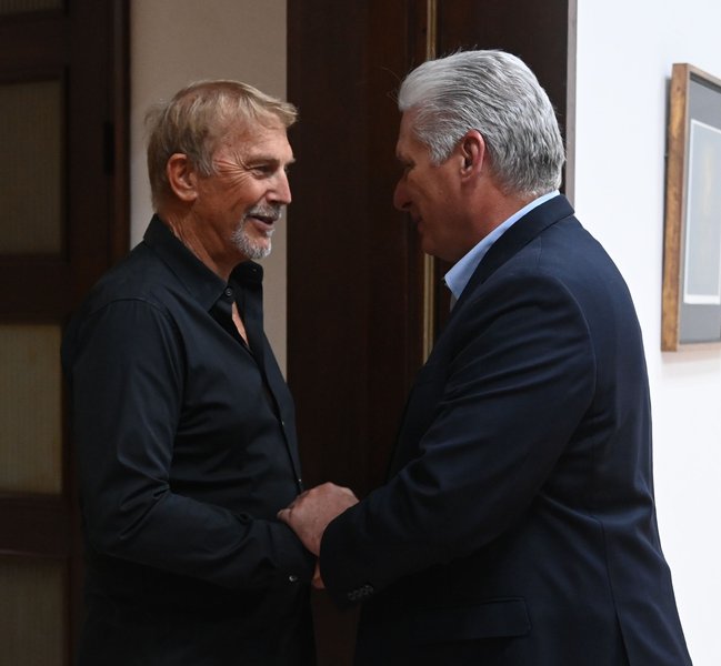 Kevin Costner és Miguel Díaz-Canel kubai elnök