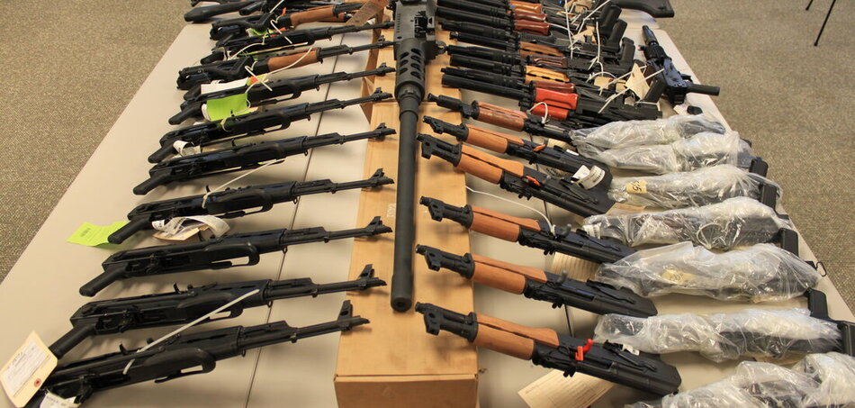 Razzia során lefoglalt fegyverek az USA-ban, Phoenix, Arizona