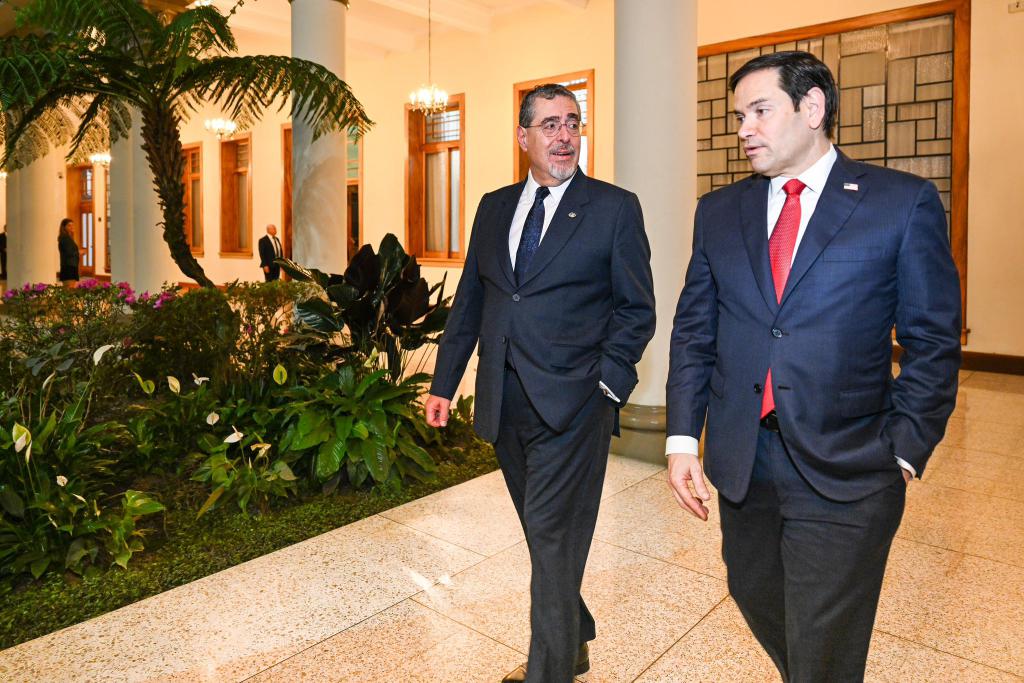 Rubio amerikai külügyminiszter (jobbra) közép-amerikai útja során Arévalo guatemalai elnökkel