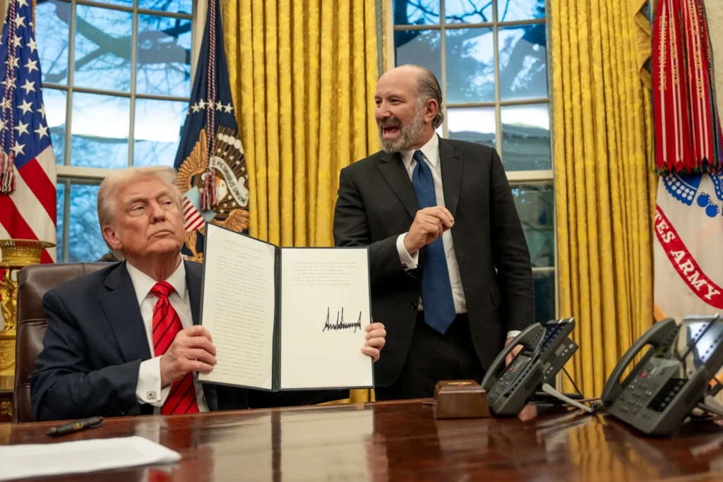 Trump aláírja végrehajtási rendeleteit a sajtó képviselői előtt