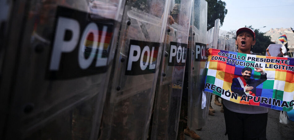 Félelem nélkül: Tüntetők Castillo mellett a per kezdetének napján Limában