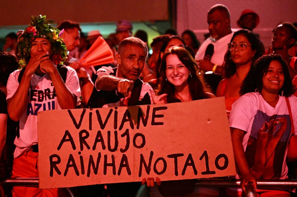 „VivianeAraujo - Queen Note 10” - olvasható ezen a plakáton