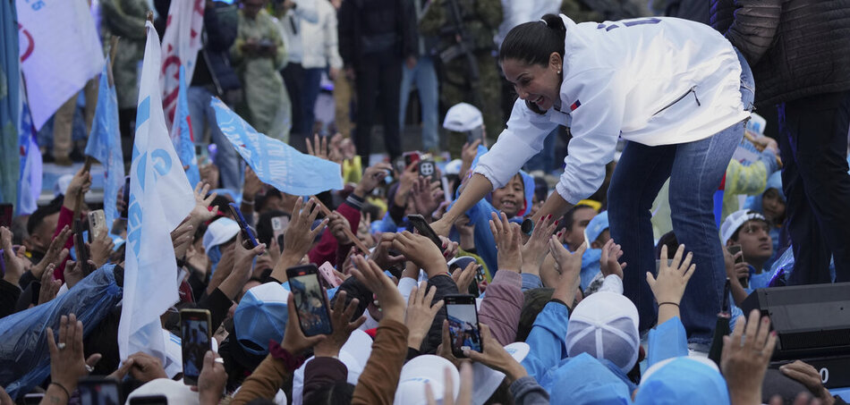 Luisa Gonzalez elnökjelölt köszönti támogatóit egy quitói kampánygyűlésen