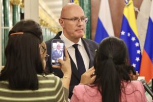 Dmitrij Csernyisenko nyilatkozik a kubai sajtónak
