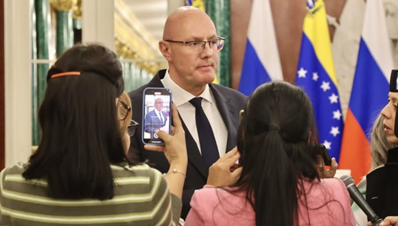 Dmitrij Csernyisenko nyilatkozik a kubai sajtónak