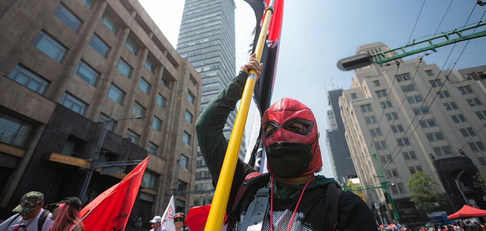 Közös követelés: anarchisták és marxisták is a munkaidő-rövidítésért tüntettek