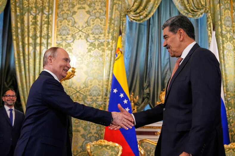 Szilárd kézfogás: Maduro (jobbra) és Putyin tovább kívánják mélyíteni kapcsolataikat (2025. május 7.)
